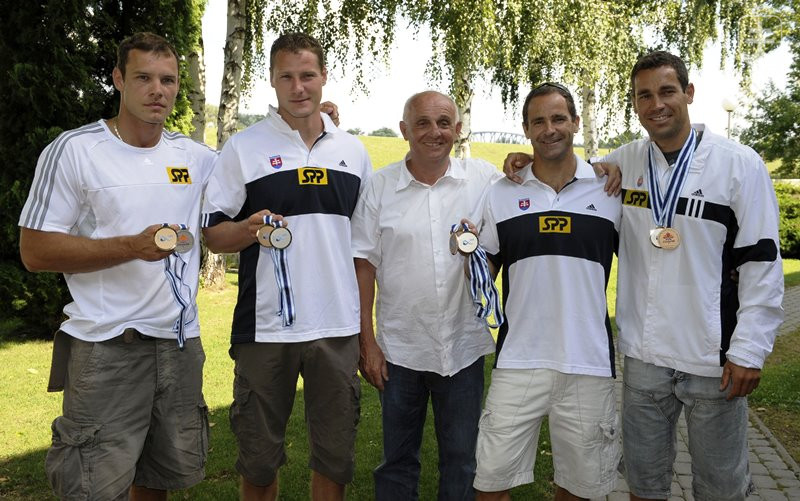 Tibor Soós s Jurajom Tarrom, Erikom Vlčekom, Michalom a Richardom Riszdorferovcami, ktorí v štvorkajaku spoločne získali striebro na OH 2008 v Pekingu, aj viacero titulov majstrov sveta a Európy.