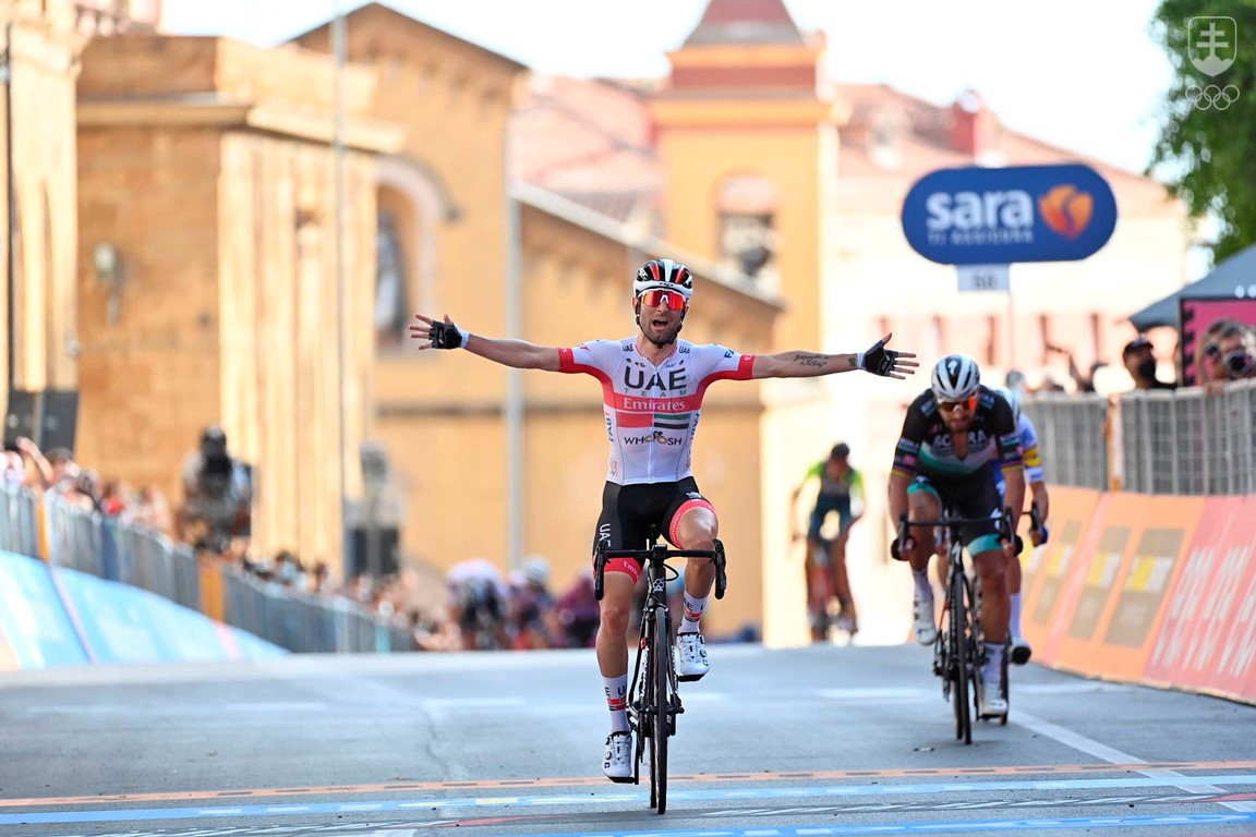 Radosť Taliana Diega Ulissiho z víťazstva v 2. etape Giro d'Italia v Agrigente. Slovák Peter Sagan (vpravo) obsadil druhé miesto.