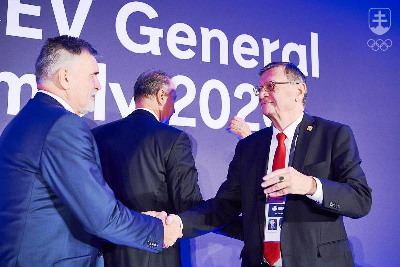 Ľubor Halanda (vľavo) blahoželá Aleksandarovi Boričičovi k opätovnému zvoleniu.