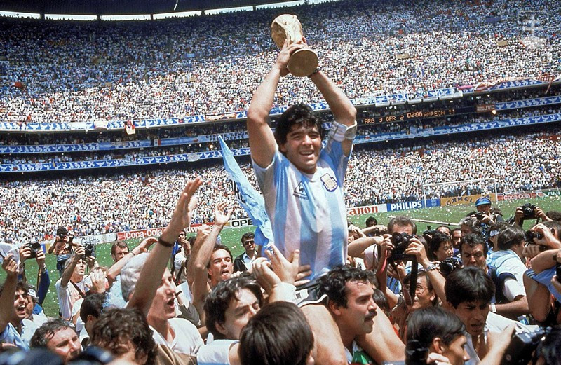 Diego Maradona s trofejou majstra sveta 1986 v Mexiku, na ktorého zisku mal v tíme Argentíny jasne najväčší podiel.
