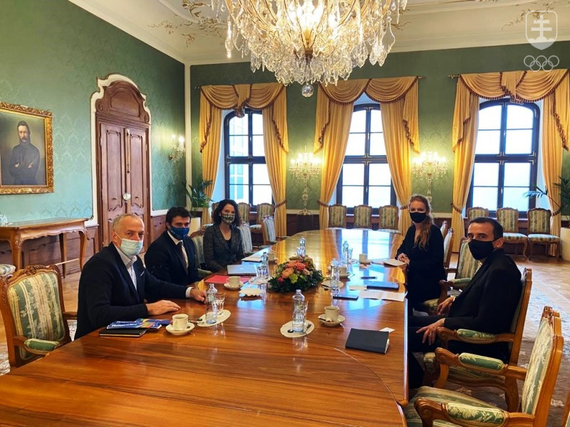 Momentka z rokovania - na ľavej strane stola zástupcovia SOŠV a SPV, oproti nim zástupcovia Kancelárie prezidentky SR.