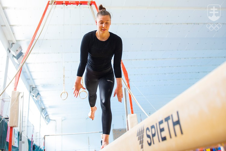 Gymnastka Barbora Mokošová síce má istotu účasti na OH v Tokiu, ale aj ona počas roka čelila veľkej neistote, ako pri všakovakých obmedzeniach pokračovať v kariére.