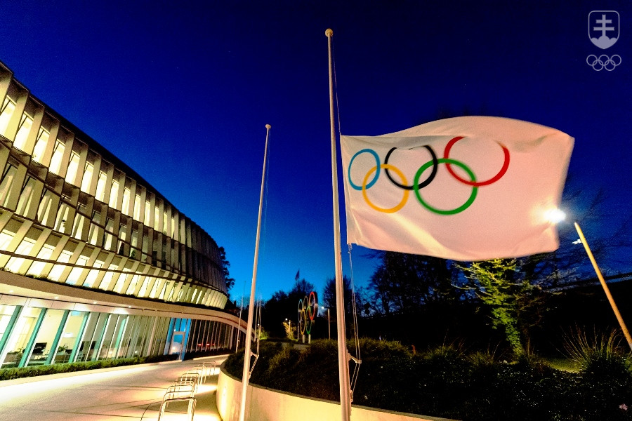 Olympijská vlajka pred sídlom Medzinárodného olympijského výboru v Lausanne.