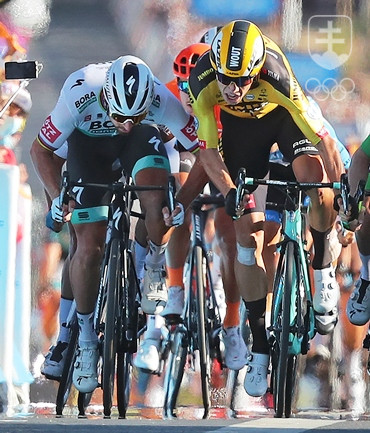 Jeden z dôležitých momentov bojov o zelený dres na Tour de France, Peter Sagan po kolízii s Van Aertom vo finiši 11. etapy prišiel o dôležité body. 