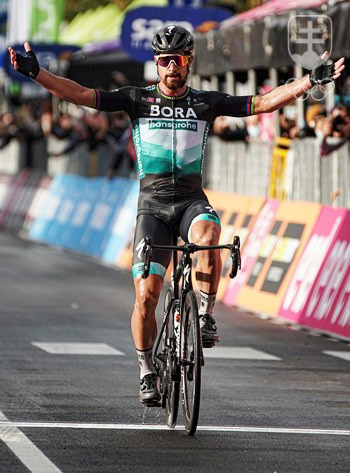 Jediné víťazné gesto Petra Sagana v tomto roku – v desiatej etape Gira d’Italia. 