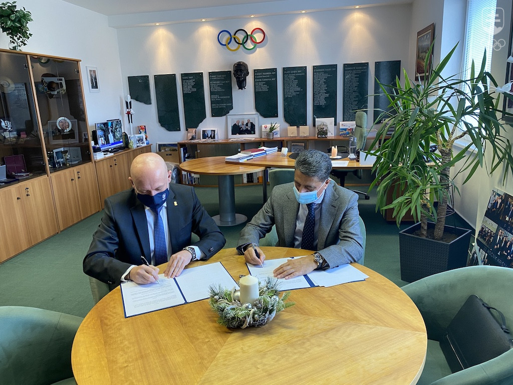 Prezident SOŠV Anton Siekel a predseda správnej rady Vysokej školy Danubius Džalal Gasymov pri podpise Memoranda. 
