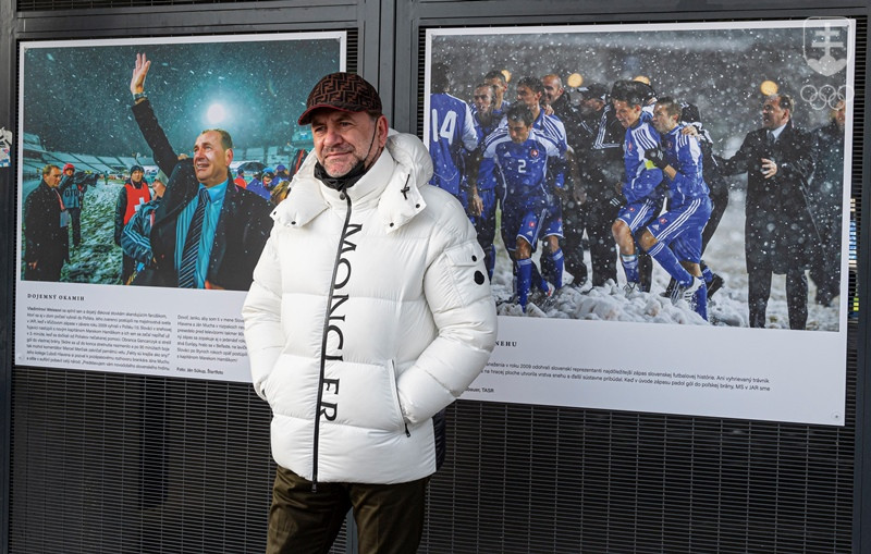 Futbalový tréner Vladimír Weiss pred dvoma fotografiami, ktoré nielen jemu, ale celému Slovensku pripomínajú historický postup nášho reprezentačného tímu na MS 2010.