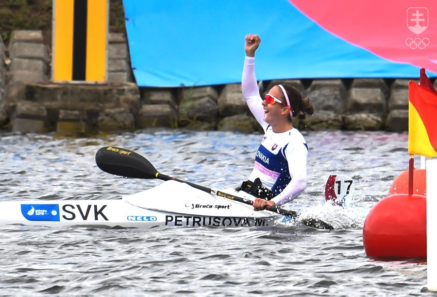 Radosť Mariany Petrušovej z bronzu v K1 na 5000 m na Európskych hrách 2019 v Minsku.