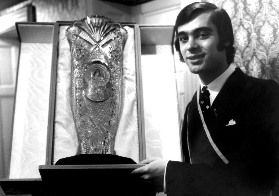 Slovenský Športovec storočia Ondrej Nepela s vázou, ktorú dostal po víťazstve na majstrovstvách sveta v Bratislave v roku 1973. Trretím titulom svetového šampióna v sérii ukončil amatérsku kariéru.