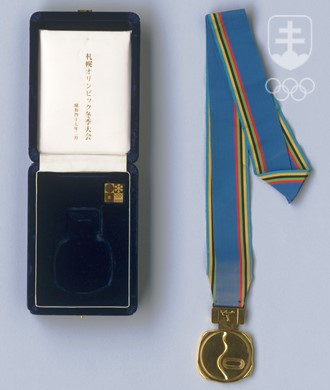 Nepelova zlatá olympijská medaila zo Sappora a originálna kazeta k nej. Tento veľmi cenný artefakt je v našom olympijskom a športovom múzeu.