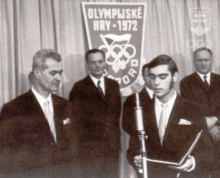 Ondrej Nepela pri skladaní sľubu československej výpravy pred odchodom na ZOH 1972 v spoločnosti vedúceho výpravy Vladimíra Černušáka.
