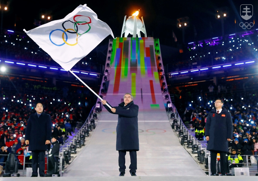 Prezident MOV Thomas Bach s olympijskou vlajkou na záverečnom ceremoniáli ZOH 2018 v Pjongčangu.