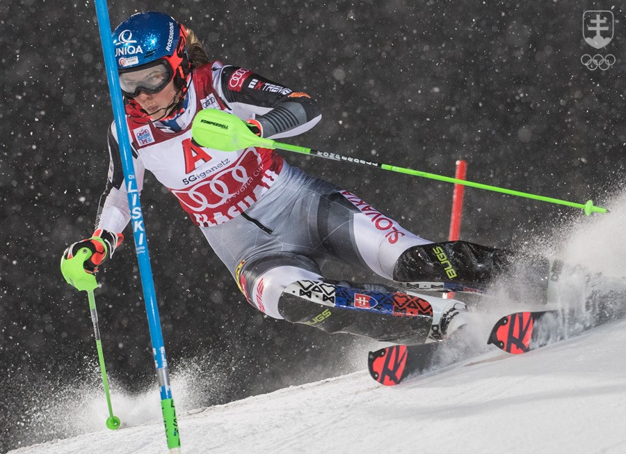 Petra Vlhová na trati slalomu vo Flachau.
