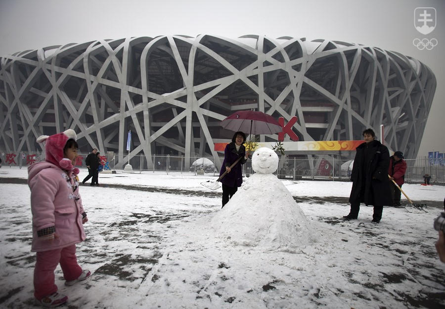 Monumentálny Národný štadión pre 91-tisíc divákov s prezývkou Vtáčie hniezdo bol "srdcom" olympijských hier 2008 v Pekingu. O rok bude dejiskom otváracieho aj záverečného ceremoniálu ZOH 2022. Peking ako prvé mesto na svete bude po letných hrách hostiť aj zimné.