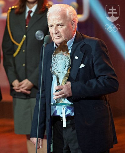 Karol Divín na fotografii z decembra 2015 s trofejou, určenou pre slovenskú Športovú legendu.
