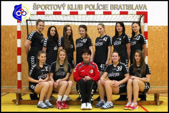 Jana Kuťková ako trénerka s tímom hádzanárok ŠKP Bratislava.