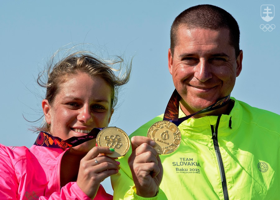 Strelci Zuzana Rehák Štefečeková a Martin Baumann so zlatými medailami za víťazstvo v mix trape na EH 2015 v Baku.