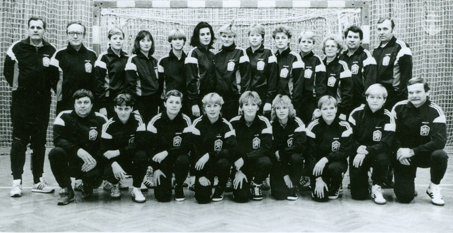 Strieborné družstvo hádzanárok ČSSR z majstrovstiev sveta 1986 v Holandsku. Jana Kuťková v prvom rade druhá zľava.
