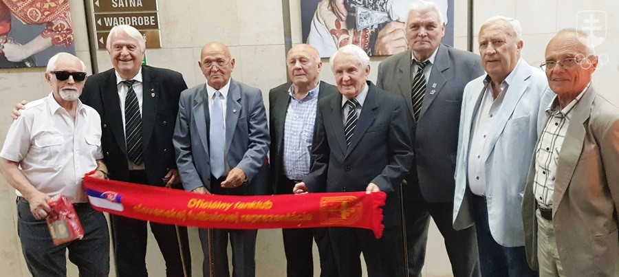 Na spoločnej fotografii členov strieborného tímu z Tokia 1964 po 55 rokoch v Bratislave zľava Cvetler, Mráz, Urban, Geleta, Masný, Švajlen, Knebort a Brumovský.