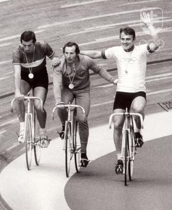 Čestné kolo troch najlepších šprintérov na OH v Montreale - zľava strieborný Francúz Daniel Morelon, bronzový Jürgen Geschke z NDR a zlatý Anton Tkáč z ČSSR.