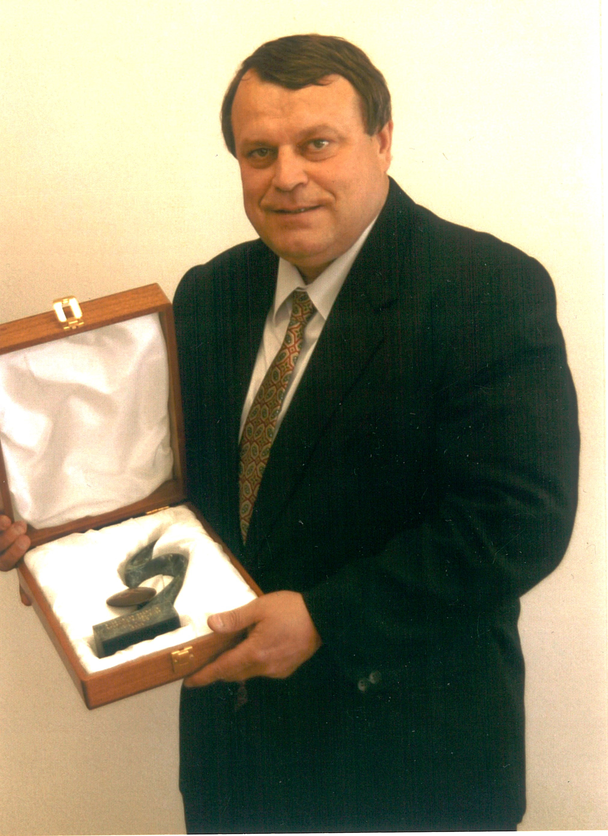 Anton Tkáč s výročnou trofejou Medzinárodného olympijského výboru Športová výnimočnosť.
