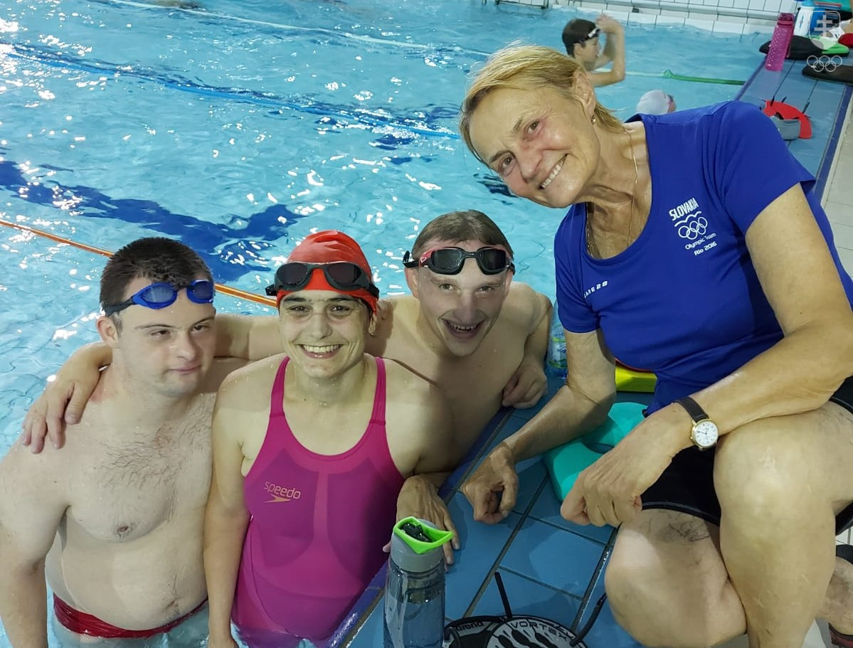 Chcela som spoznať plávanie vo všetkých farbách dúhy, hovorí o spolupráci so športovcami s intelektuálnym znevýhodnením prof. Yvetta Macejková.