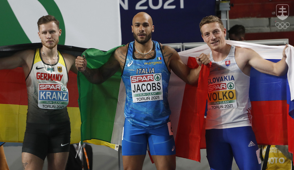 Ján Volko (vpravo) v spoločnosti ďalších dvoch medailistov zo šprintu na 60 m na halových ME v poľskej Toruni - víťazného Lamonta Marcella Jacobsa (v strede) a druhého Kevina Kranza. 