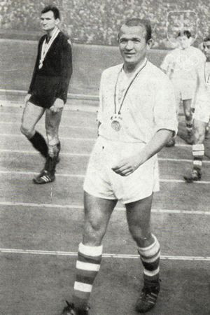Anton Urban so striebornou olympijskou medailou cestou z ihriska po finálovom zápase s Maďarskom. V pozadí vľavo brankár František Schmucker.