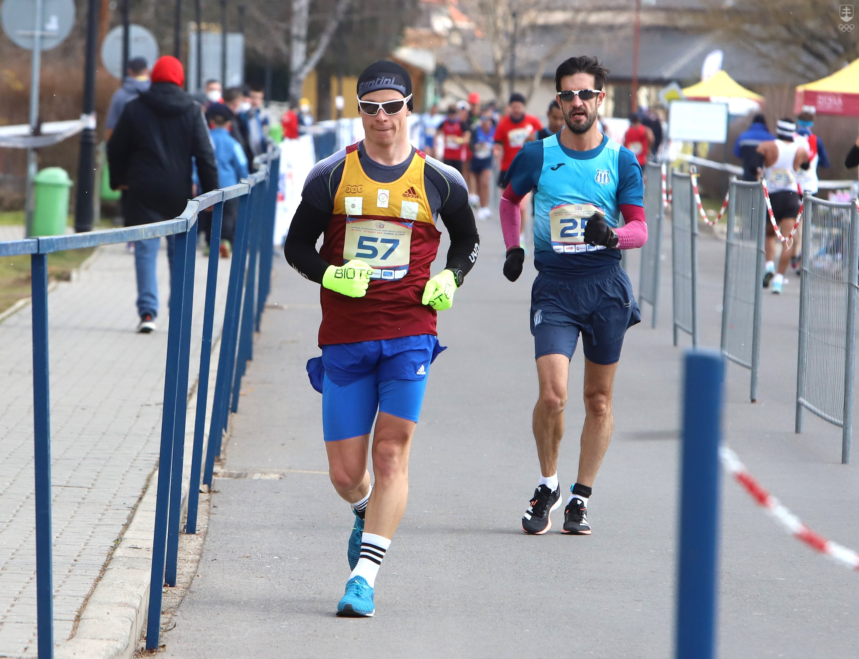 Na snímke zľava slovenský reprezentant Michal Morvay a Marius Iulian Cocioran (Rumunsko) počas jubilejného 40. ročníka Dudinskej päťdesiatky v chôdzi.