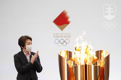 Veľká čaša s olympijským ohňom a prezidentka tokijského organizačného výboru Seiko Hašimotová.
