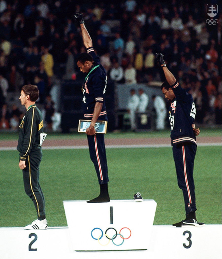 Americkí šprintéri Tommie Smith (v strede) a John Carlos (vpravo) so zaťatou päsťou na olympijských hrách v Mexiku protestovali proti postaveniu černochov v USA, chudobe i diskriminácii. 