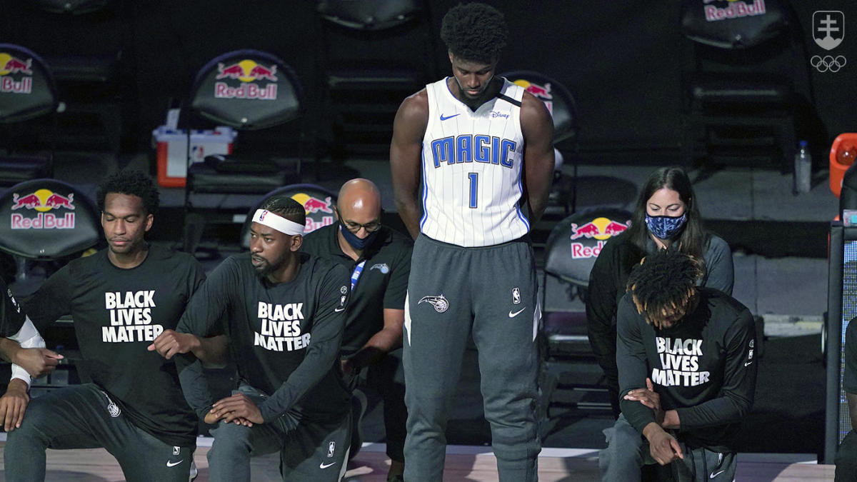 Kým hráči Orlanda podporili v basketbalovej NBA boj proti rasizmu, ich spoluhráč Jonathan Isaac zostal ticho stáť. 