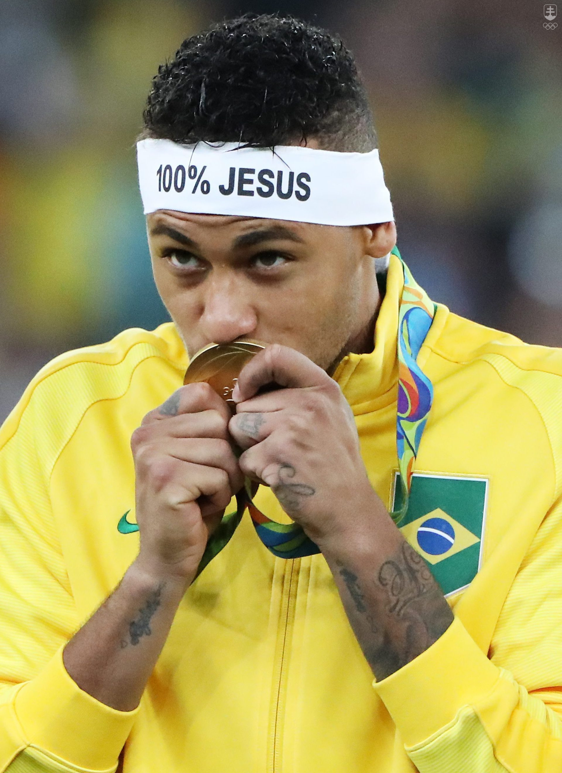 Brazílsky futbalista Neymar počas medailového ceremoniálu na OH 2016 v Riu de Janeiro vyjadril svoj náboženský postoj. 