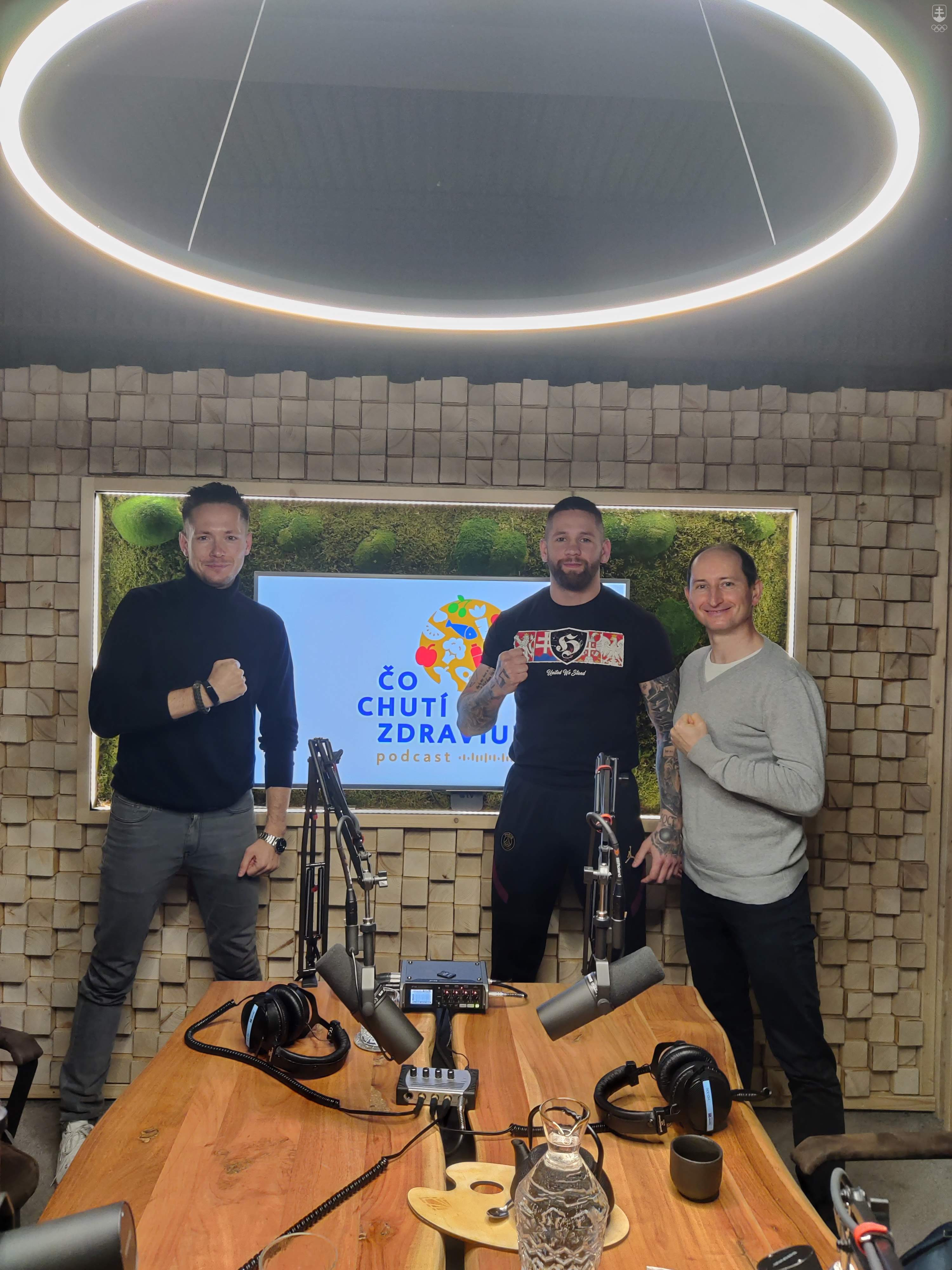 Stanislav Benčat (vľavo) s bojovníkom MMA Vlastom Čepom (v strede) a Milanom Sedliakom (vpravo) pri nahrávaní podcastu Čo chutí zdraviu?