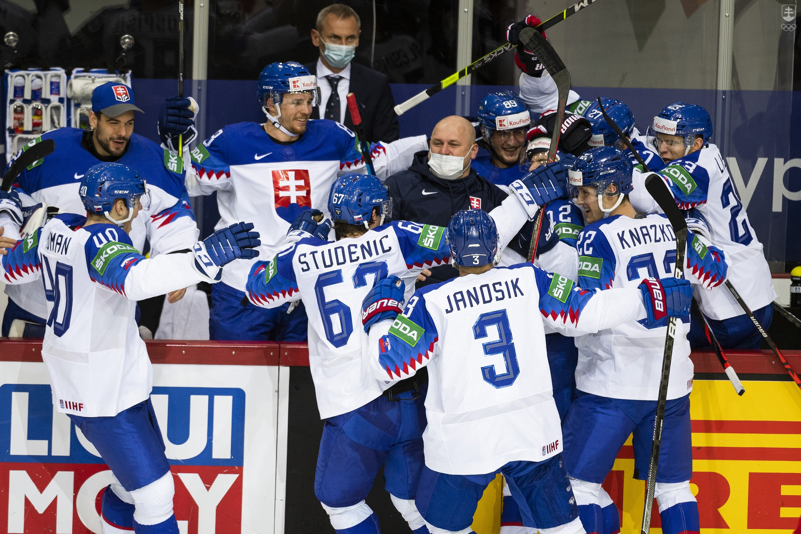 Slovenskí hokejisti sa tešia po góle Rusku.