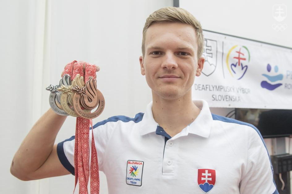 Adrián Babič s tromi medailami, ktoré získal na na 23. letnej deaflympiáde v roku 2017 v tureckom Samsune.