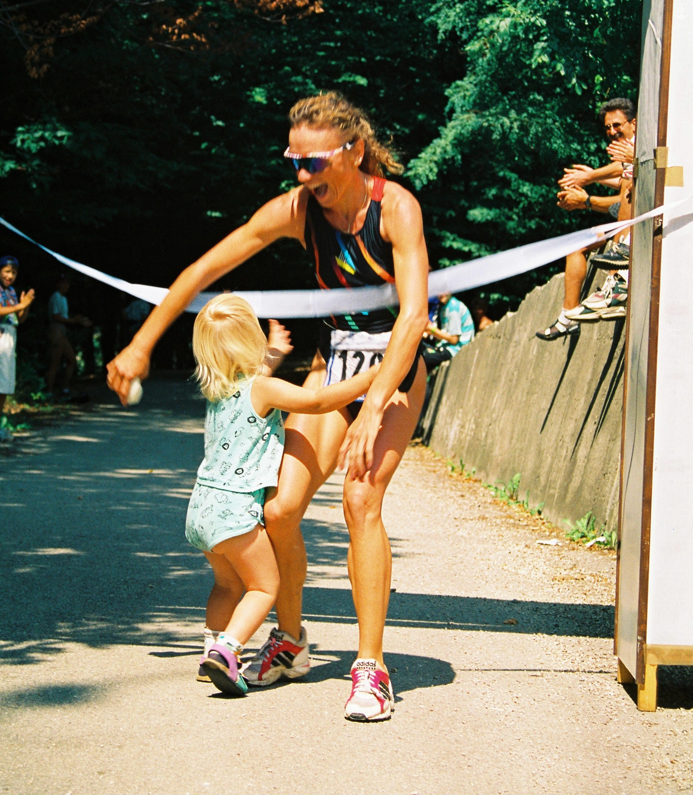 Mária Kuriačková v roku 1997 beží do cieľa pre titul majsterky SR olympijskom triatlone v Starej Turej. V cieli ju víta dcéra Ivana, ktorá mala vtedy 3 roky.