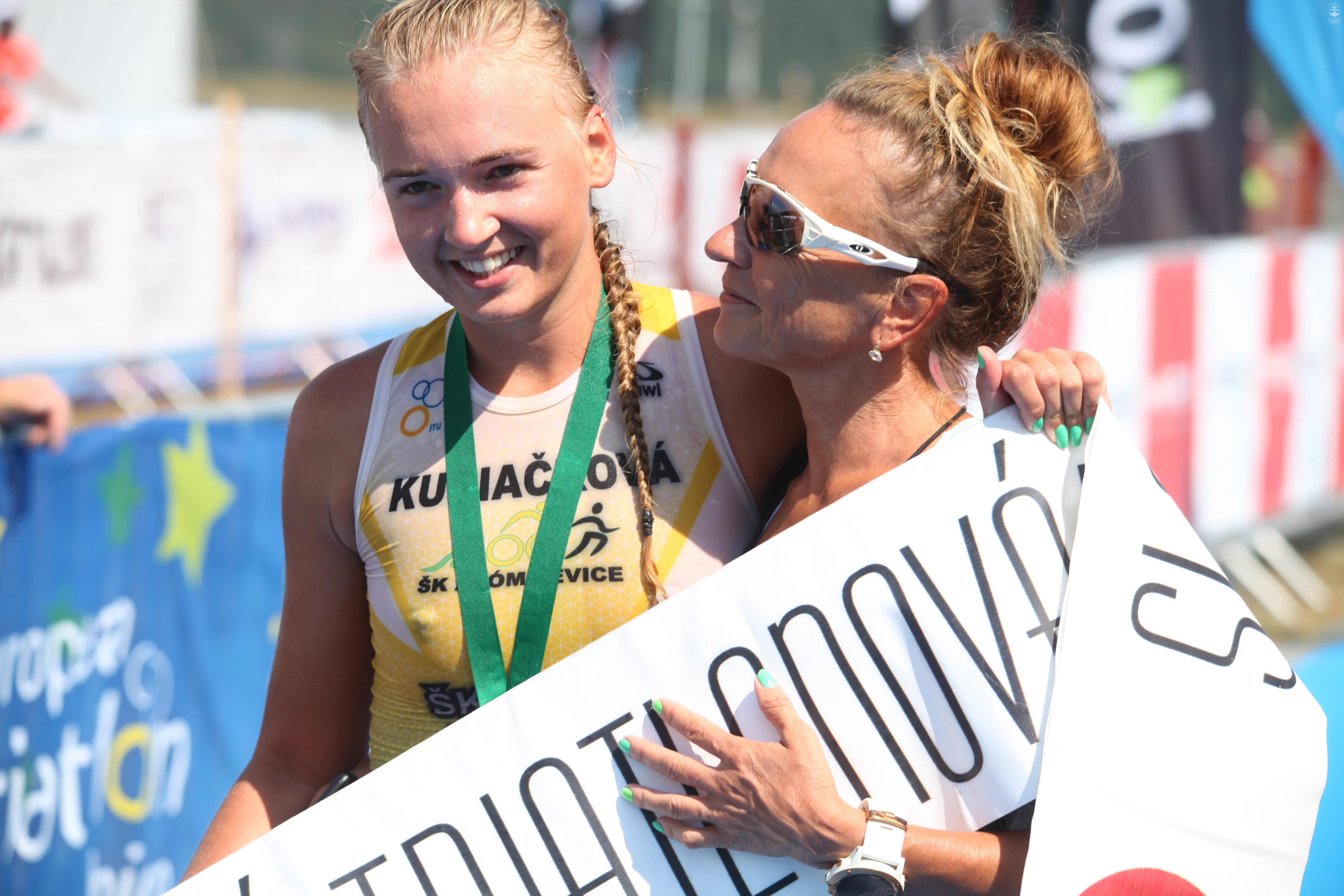 Majsterka SR  v olympijskom triatlone 2018 v Žiline Ivana Kuriačková v cieli spoločne s matkou Máriou.