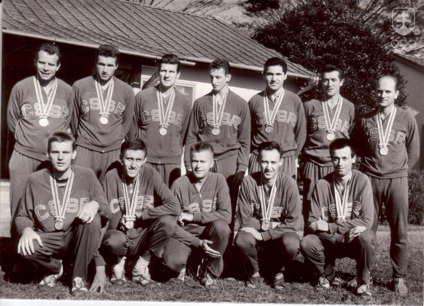 Na fotografii strieborného tímu volejbalistov ČSSR na OH 1964 v Tokiu Pavel Schenk v prednom rade druhý zľava.