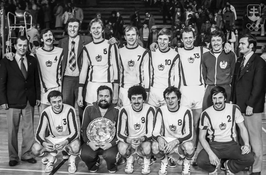 Pavel Schenk (v druhom rade tretí zľava) sa ako tréner teší z triumfu volejbalistov Červenej hviezdy Bratislava v Európskom pohári majstrov v roku 1979.
