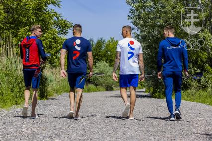 Dizajn časti oblečenia slovenskej olympijskej výpravy na štyroch našich rýchlostných kanoistoch.