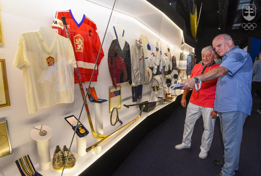 Vystavené športové artefakty si so záujmom prezreli aj hokejové legendy Jozef Golonka a Igor Liba.