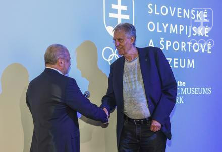 Pavel Schenk pri tohtotýždňovom preberaní Medaily Vladimíra Černušáka z rúk štátneho tajomníka pre šport a takisto bývalého volejbalového trénera Ivana Husára.