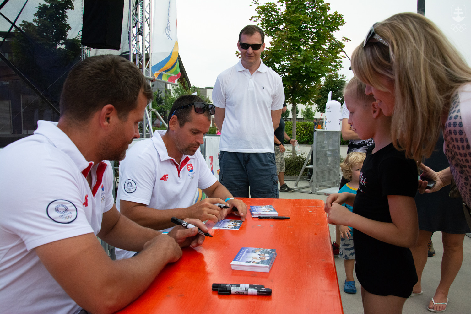 Na snímke Peter a Pavol Hochschornerovci počas autogramiády na Olympijskom festivale.