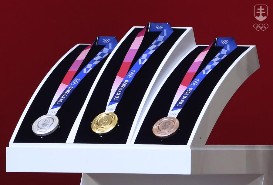 Na tokijské medaily, vyrobené z recyklovaných elektronických zariadení, si nadchádzajúci olympijskí premianti museli počkať o rok dlhšie.