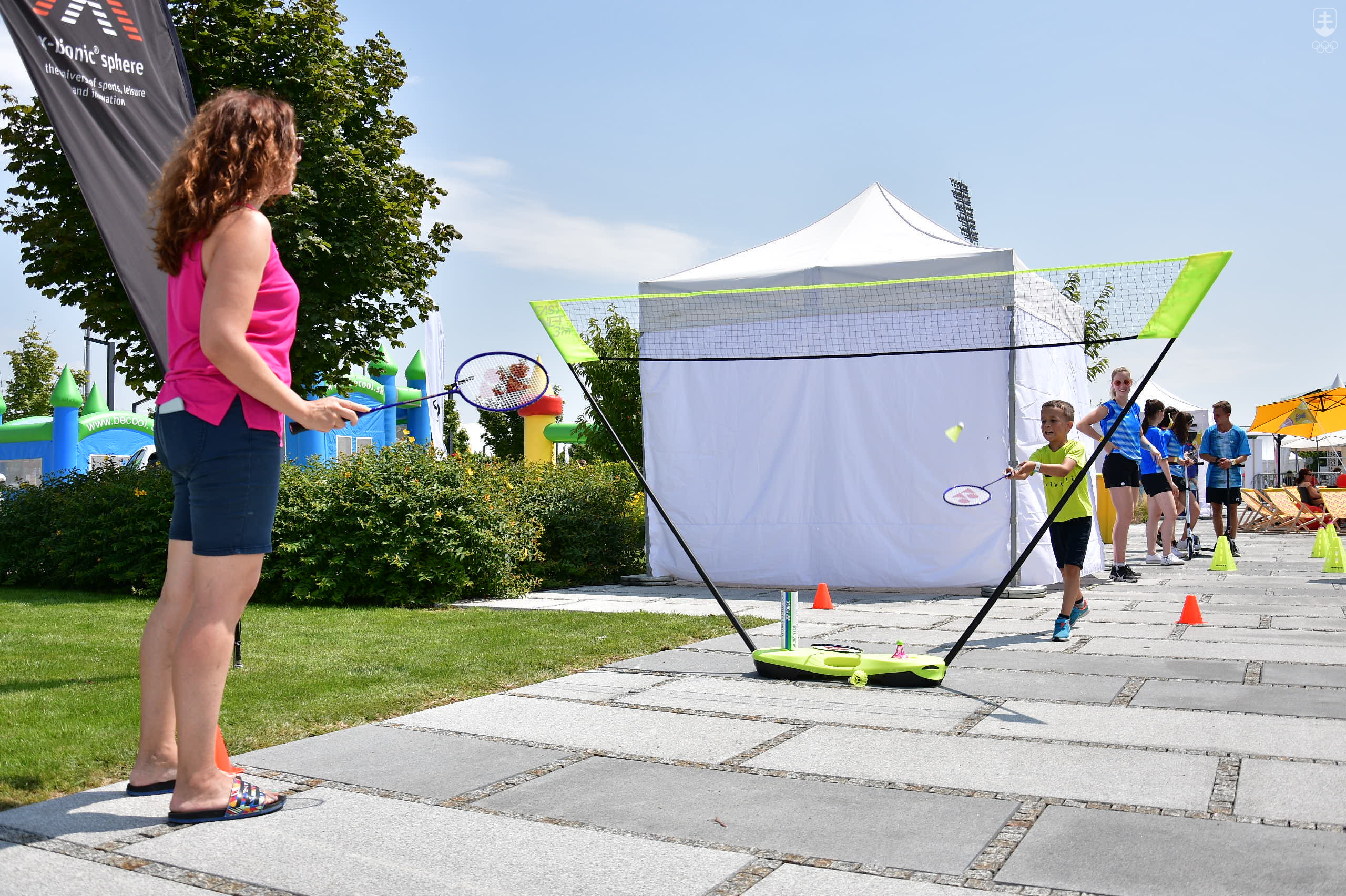 Na snímke návštevníci hrajú bedminton počas Olympijského festivalu v Šamoríne.