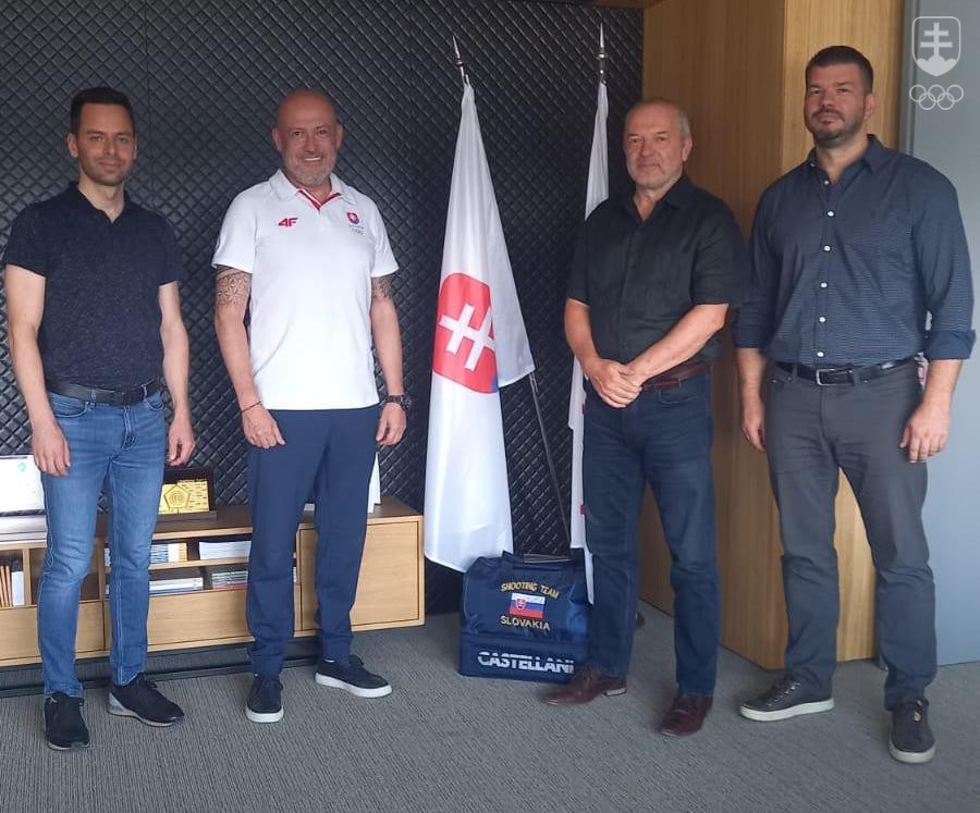 Zástupcovia SOŠV a ministerstva školstva Anton Siekel (druhý zľava) a Ivan Husár (tretí zľava) sa dohodli na spolupráci pri organizácii Olympijského odznaku všestrannosti. 