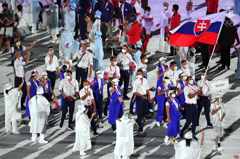 Nástup slovenskej výpravy na otváracom ceremoniáli olympijských hier v Tokiu.