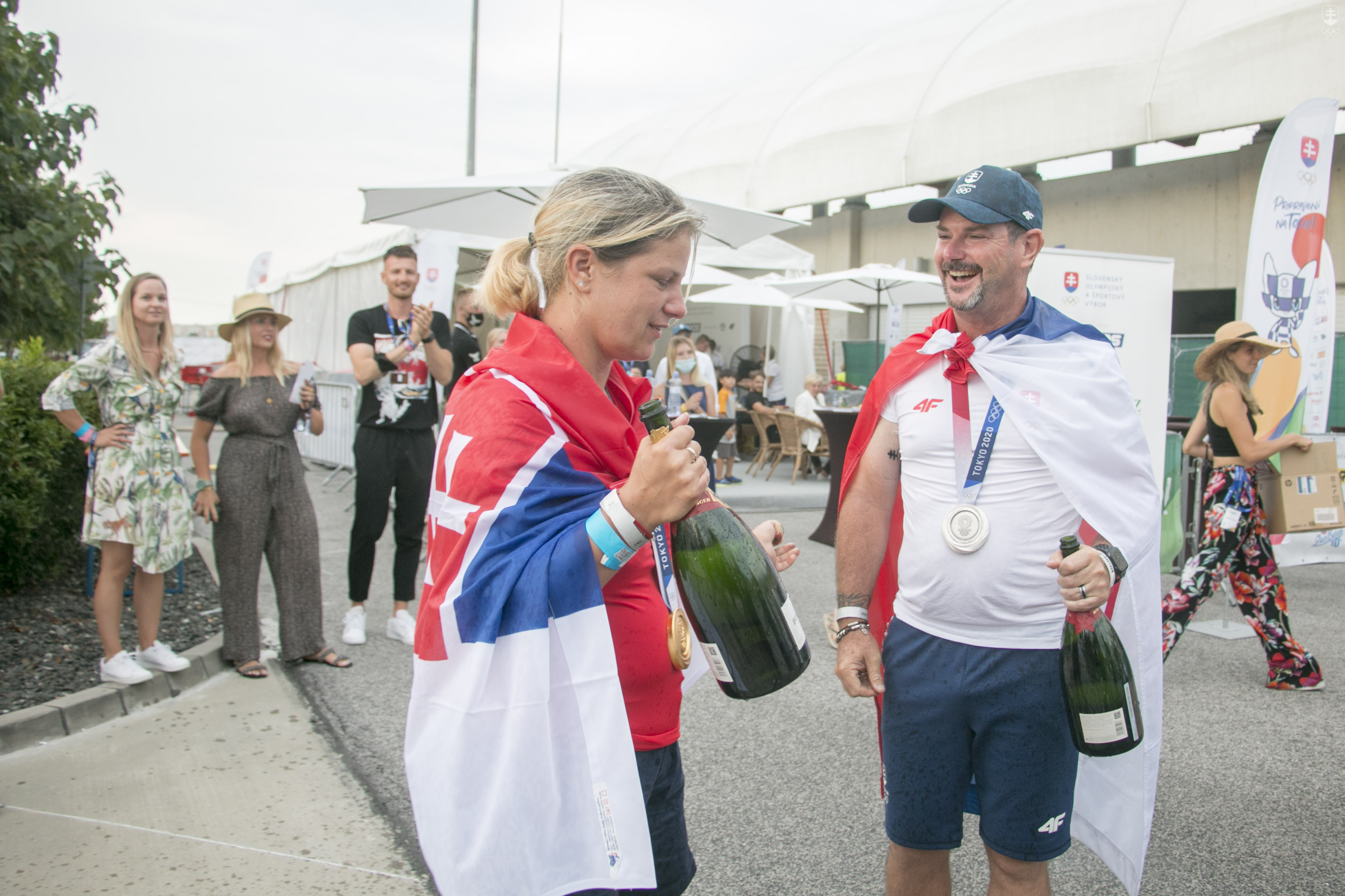 Olympijská šampiónka Zuzana Rehák Štefečeková a strieborný Rory Sabbatini si užili sprchu šampanským.