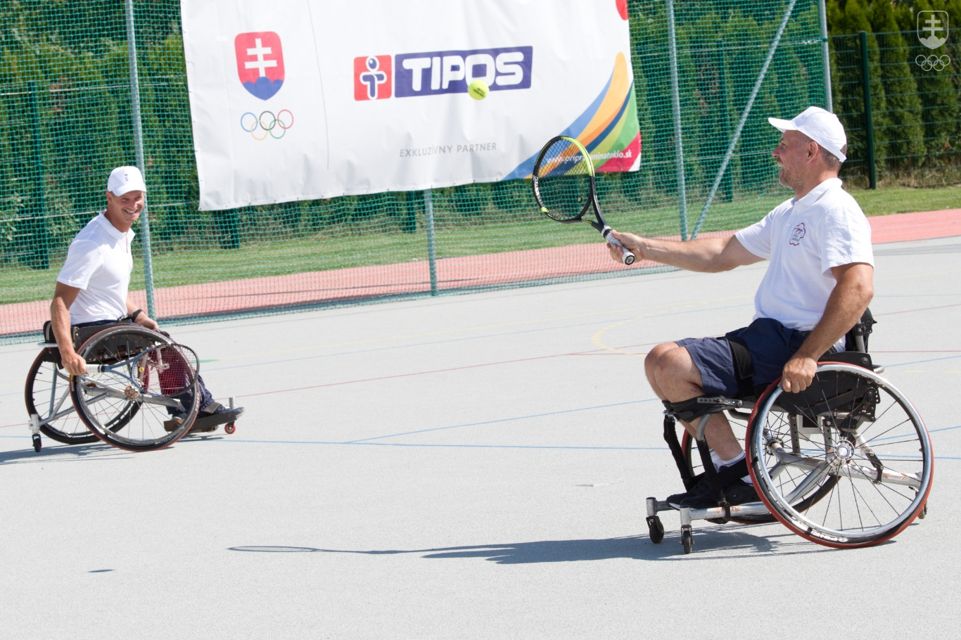 Na snímke slovenskí reprezentanti v tenise na vozíku Marek Gergely a Tomáš Masaryk